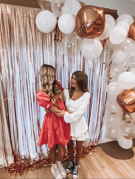 Birthday Photo Op Ideas, Birthday Pictures With Friends, Bday Photo Ideas, Preppy People, Preppy Birthday, 13 Birthday, Birthday Photo Booths, Cute Birthday Ideas, Birthday Wall