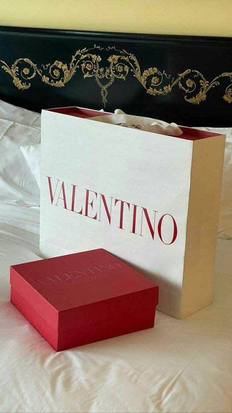 Luxury Brand Packaging, Luxury Paper Bag, Paper Bag Design, Louis Vuitton Gifts, Luxury Packaging Design, Luxury Birthday, Packaging Ideas Business, Small Business Packaging Ideas, Girly Phone Cases