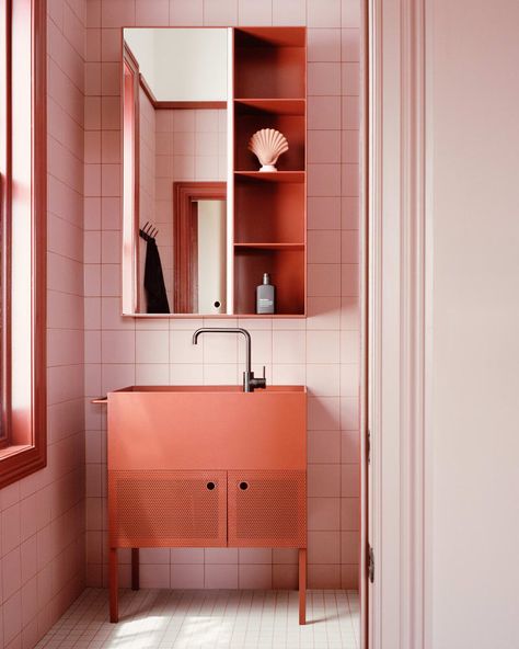 Studio Bright, Rory Gardiner · Ruckers Hill House · Divisare Funky Bathrooms, Studio Bright, Funky Bathroom, Decor Studio, Green Curtains, Ceramic Floor Tiles, Australian Architecture, Design Room, Sopot