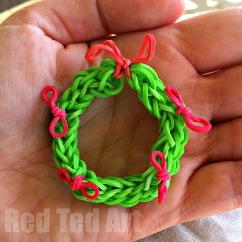 Christmas Wreath Ornament (or Fairy Door adornment - or perfect for decorating the Doll's House too!!) Rainbow Loom Christmas, Rainbow Loom Tutorials, Rainbow Loom Patterns, Rainbow Loom Bands, Rainbow Loom Bracelets, Fun Christmas Decorations, Loom Bands, Rainbow Loom, Easy Crafts For Kids