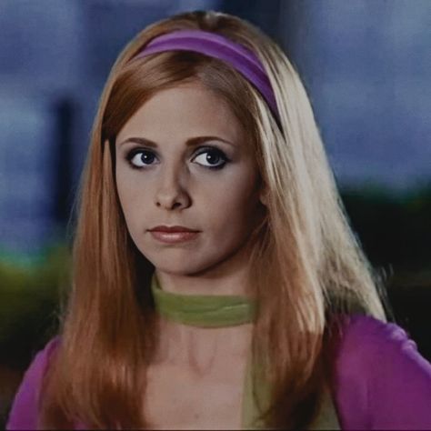 Scooby Doo Daphne Live Action, Daphne Blake Live Action, Daphne Live Action Scooby Doo, Daphne Scooby Doo Icon, Scooby Doo Live Action, 2000s Characters, Daphne Icon, Action Icon, Edit Image