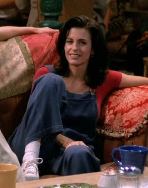 Monica Geller Brown Outfit, Friends Show Style, Monika Friends Outfit, Monika Geller Outfits, Friends Style, Friends Characters Outfits, 90s Mom Haircut, Iconic Monica Geller Outfits, Friends Outfits 90s Monica