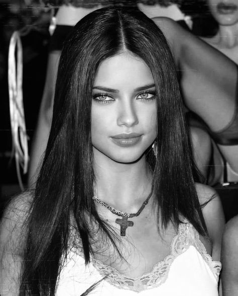 Adriana Lima Wallpaper, Adriana Lima Style, Adriana Lima Young, Adriana Lima Victoria Secret, About People, Feminine Aesthetic, Adriana Lima, Iconic Women, Home Ideas