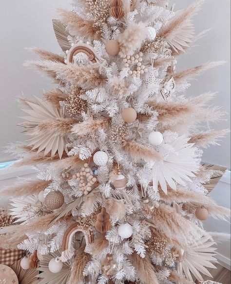 White Boho Christmas Tree, Tropical Christmas Trees, Boho Christmas Tree, Boho Christmas Decor, Cozy Christmas Decor, Merry Bright Christmas, Tropical Christmas, Christmas Tree Inspiration, Christmas Trends