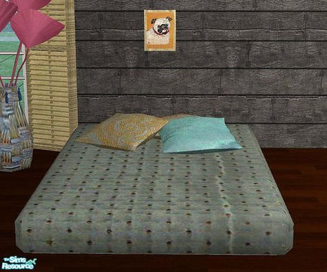 a floor mattress that works as a double bed Found in TSR Category 'Misc' Sims 4 Mattress, Simple Bedding, Sims 4 Beds, Bedding Storage, Messy Bed, Name Board, Die Sims 4, Cc Sims4, Theme Beds