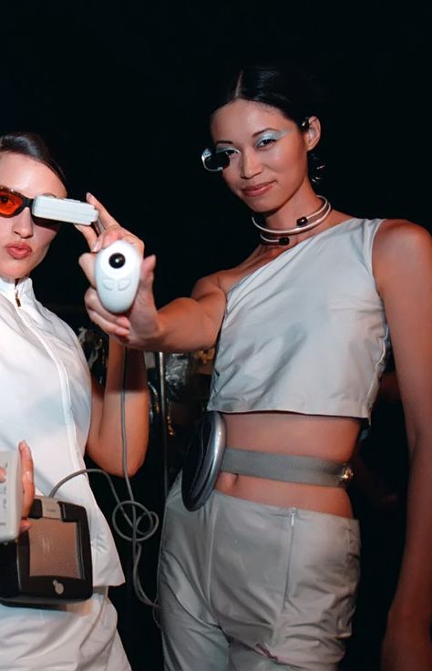 Futuristic Technology Fashion, Space Aesthetic Fashion, 90s Technology Aesthetic, 2000s Technology Aesthetic, Wearable Technology Fashion, Y2k Futurism, Estilo Punk Rock, Virtual Reality Technology, Technology Fashion