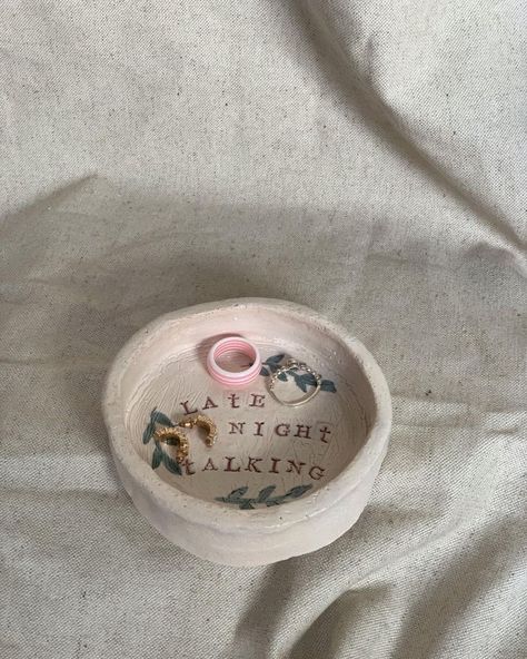 Late Night Talking Clay Ideas Harry Styles, Harry Styles Pottery Ideas, Harry Styles Clay Art, Harry Styles Inspired Pottery Painting, Pottery Painting Ideas Harry Styles, Harry Styles Ceramic Ideas, Diy Harry Styles Gifts, Harry Styles Inspired Gifts, Clay Harry Styles