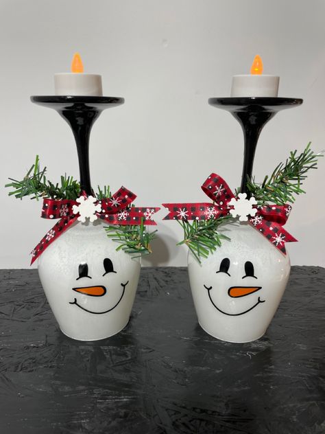 Christmas Crafts Wine Glasses, Wine Glass Table Decor, Christmas Wine Glass Crafts, Grinch Wine Glass Diy, Wine Glass Snowman Diy, Snowman Wine Glasses Diy, Adult Christmas Crafts, Wine Glass Painting Ideas, Wineglass Candleholder