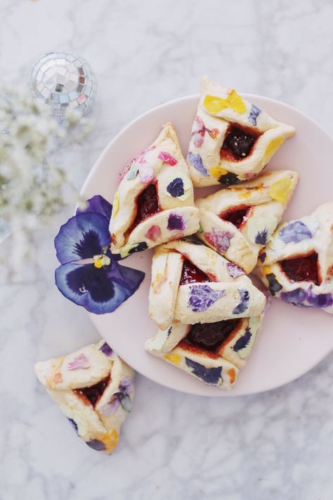 Jewish Desserts, French Cheese Board, Hamantaschen Recipe, Edible Flowers Recipes, Flower Press, Ukrainian Recipes, Holiday Party Foods, Jewish Recipes, Jewish Holiday