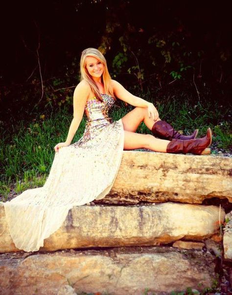 Dress With Boots Country, Dresses With Cowgirl Boots, Country Prom, Country Style Wedding Dresses, Girl Prom, Xavier Rudd, Prom Poses, Country Style Wedding, Sherri Hill Prom