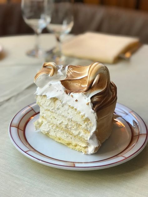 Arrigo Cipriani's Memorable Feast - La Cucina Italiana Vanilla Meringue, Hummingbird Cake Recipes, Meringue Cake, Eastern Cuisine, Pastry Desserts, Meringue Pie, Vanilla Cream, Food Cakes, Sweets Recipes