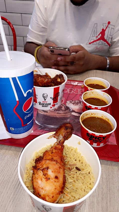 #food #foodporn #chicken #recipe #snap #snapchat #jordan #kfc Kfc Snapchat, Kfc Snap, Snap Snapchat, Food Vids, Hd Pictures, Biryani, Chicken Recipe, Ghana, Full Hd