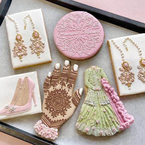 IG: ivoryflourcakes Nikkah Cookies, Indian Wedding Cookies Decorated, Boho Theme Mehndi Decor, Mehndi Cookies Design, Henna Macarons, Henna Cookies Design, Mehndi Stage Decor, Mehndi Stage, Desi Bride