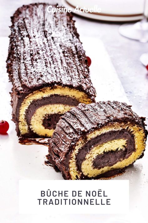 La recette de la bûche traditionnelle de Noël #cuisineactuelle #buche #noel Yule Log Cake Recipe, Yule Log Recipe, Chocolate Yule Log, Yule Log Cake, Swiss Roll Cake, Log Cake, Make Ahead Desserts, Yule Log, Pastry Desserts