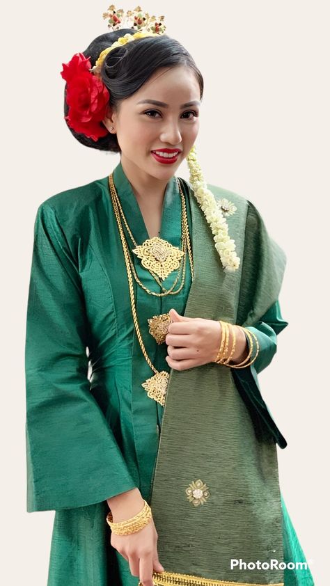 Malay Tradisional Cloth, Malaysia Traditional Clothes, Traditional Outfits Malaysia, Malay Fashion, Malaysian Dress, Malaysian Clothes, Malay Culture, Malay Girl, Unusual Outfits