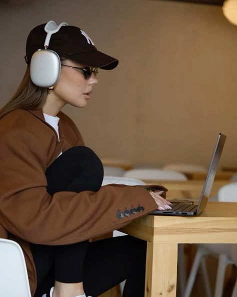 Work Mood Boards Aesthetic, Girl On Laptop Aesthetic, Girl Working On Laptop Aesthetic, Laptop Studying Aesthetic, Woman Work Aesthetic, Marketing Girl Outfit, Work Grind Aesthetic, Tech Savvy Aesthetic, Career Girl Aesthetic