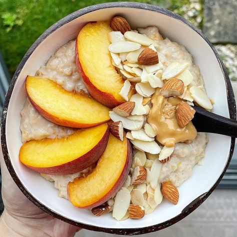 Vic’s Veggie Kitchen on Instagram: "Vanilla and peach! A simply peachy bowl with a little added protein that tastes of summer. 50g oats heated in 150ml @fuel10k high protein vanilla breakfast drink [gifted] 100ml water with half a chopped peach. Topped with the remaining peach, almonds and a little peanut butter. #porridge #porridgebowl #porridgepassion #oatmeal #oatmealbowl #peachoatmeal #peachandvanilla #oats #sodelicious #nutritiousanddelicious #proteinoatmeal #oatseveryday #oatygoodness Peach Baked Oats, Peach And Oatmeal Recipes, Peaches Oatmeal, Peach Oats, Peach Oatmeal Aesthetic, Peach Blueberry Oatmeal, Peach Healthy, Porridge Bowl, Peach Oatmeal