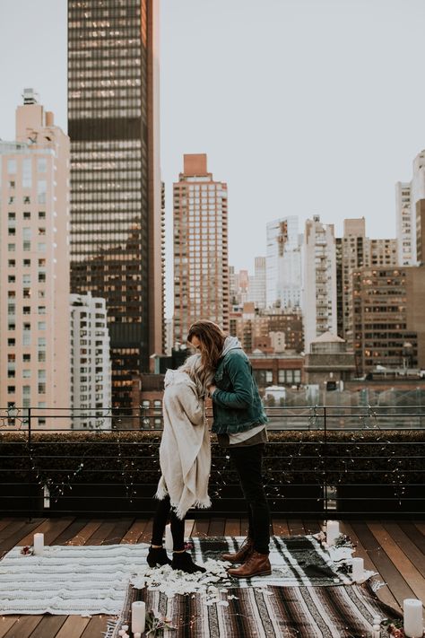 Proposal on NYC Rooftop. Photo by Wild Heart Visuals. Diy Wanescotting, Closepin Crafts, Propose Ideas, Vneck Outfit, Valentine Bedroom, Cute Proposal Ideas, Winter Proposal, Mind Relaxing, Proposal Pictures