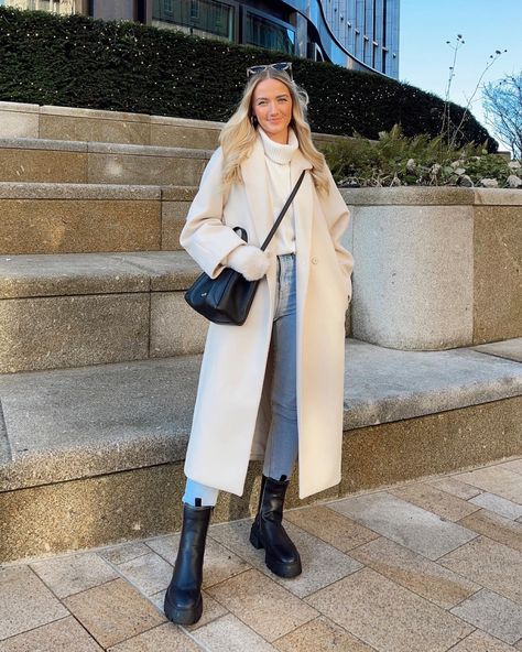 White Coat Outfits For Women, Haven Coat Outfit, Cream Borg Coat Outfit, Off White Coat Outfit Winter, Creamy Coat Outfit, Winter Outfits Walking, Off White Winter Coat, White Coat Style, Long White Coat Outfit Winter