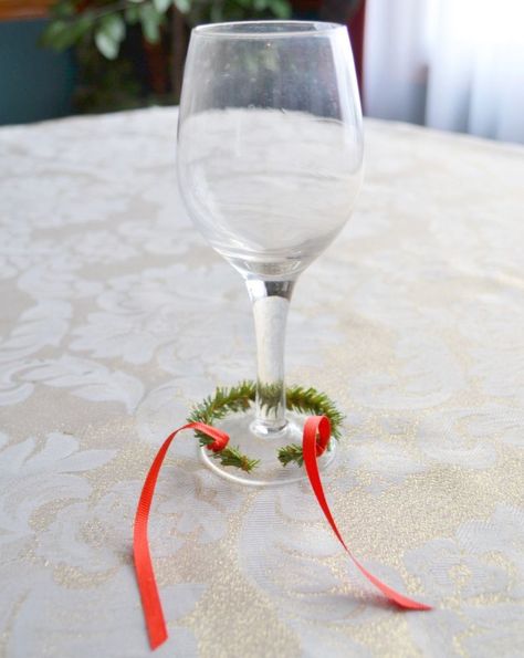 If you have boring wine glasses, this is the best thing you'll see today Wine Charms Diy, Diy Marker, Wine Glass Markers, Drink Marker, Easy Diy Wreaths, Mini Wreaths, Wine Glass Charms, Diy Wine, Christmas Wine