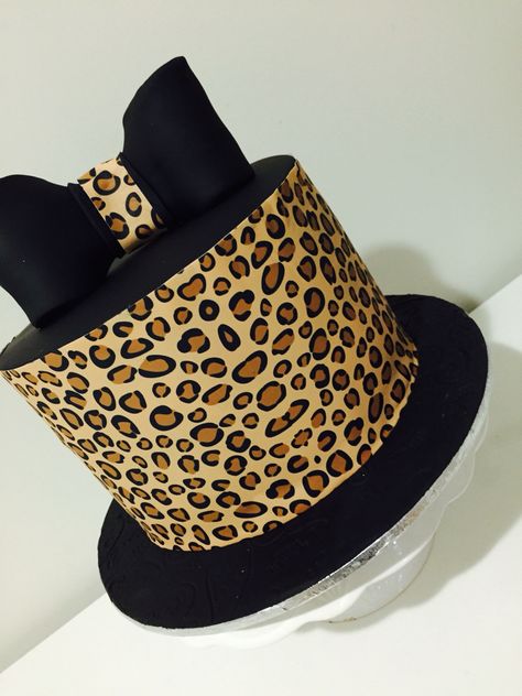 Leopard Print Cakes Ideas, Feminine Cake, Cheetah Print Cakes, Leopard Birthday Parties, Cheetah Cakes, Leopard Cake, Sewing Cake, Leopard Print Cake, Animal Print Cake