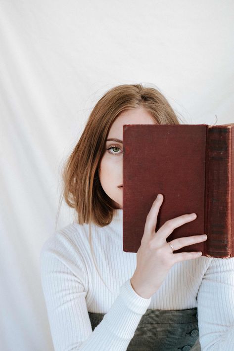 Library Photo Shoot, Book Photography Instagram, Self Photography, Bookstagram Inspiration, Book Instagram, Creative Portrait Photography, Photographie Inspo, Inspiration Instagram, Model Poses Photography