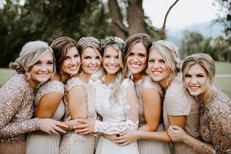 Natural Wedding Photo Ideas, Wedding Poses For Family Group Photos, Wedding Photos 2023, Cool Wedding Photos Bridesmaids, Formal Wedding Pictures, Outside Wedding Picture Ideas, Fun Wedding Poses For Bridal Party, Family Poses Wedding, Outdoor Wedding Poses Ideas