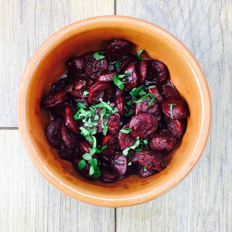 Chorizo in red wine, classic tapas dish that's perfect for serving up on laid back evenings with friends. Tapas Recipe - Daisies & Pie Chorizo Pasta Recipes, Patatas Bravas Recipe, Spanish Tapas Recipes, Chorizo And Potato, How To Cook Chorizo, Chorizo Recipes, Tapas Dishes, Tapas Recipes, Sausage Recipe