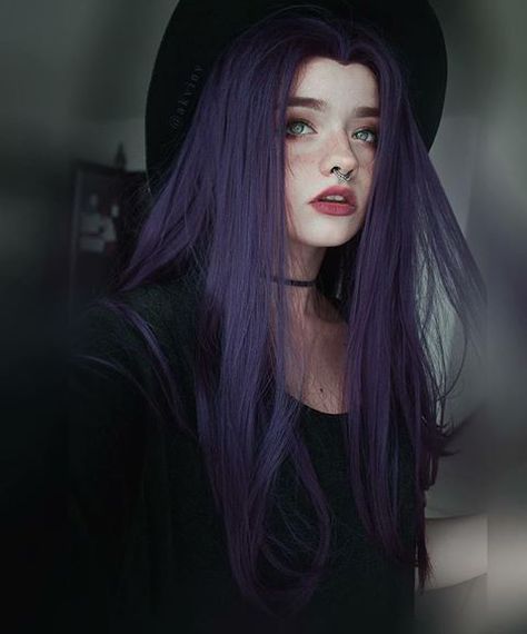 Ravena? Dark Brown Purple Hair, Look Grunge, Costume Noir, Dark Brown Hair Color, Hair Color Purple, Hair Color Dark, Grunge Hair, Purple Hair, Pretty Hairstyles