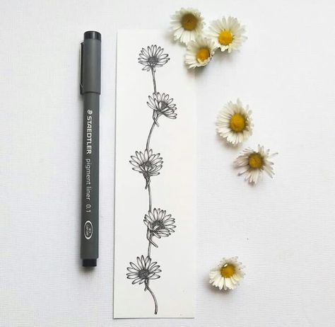 Daisy Chain Knee Tattoo, Daisy Chain Drawing, Oxeye Daisy Tattoo, Daisy Chain Tattoo Arm, Spiral Flower Tattoo, 2 Daisy Tattoo, Daisies Tattoo Designs, Daisy Bracelet Tattoo, Small Daisy Flower Tattoos