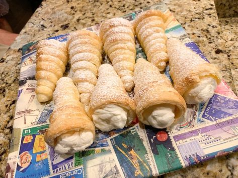 Pastry Horns Recipes, Cream Horns Recipe Puff Pastries, Creme Horn Recipe, Cream Horn Filling Recipe, Odd Desserts, Puff Pastry Cream Horns, Cream Horns Recipe, Cannoli Cones, Stuffed Cannelloni