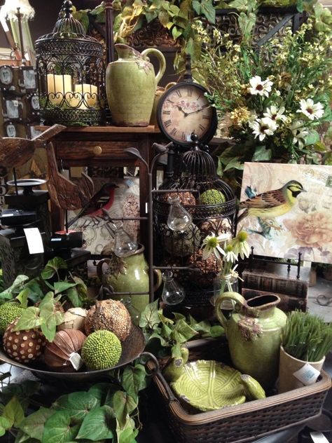 Big spring display with birds and lots of greenery Vignettes Styling Display Ideas, Garden Center Displays, Spring Display, Antique Booth Displays, Antique Booth Ideas, Vibeke Design, Garden Display, Shop Displays, Antique Booth