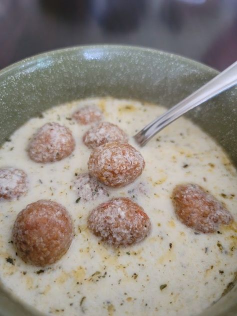 Armenian yogurt soup with small kufte balls Yogurt Soup Armenian, Lebanese Yogurt Soup, Bulgar Soup, Yogurt Soup, Healthy Meatballs, Beef Dumplings, Armenian Food, Asian Side Dishes, Mint Yogurt