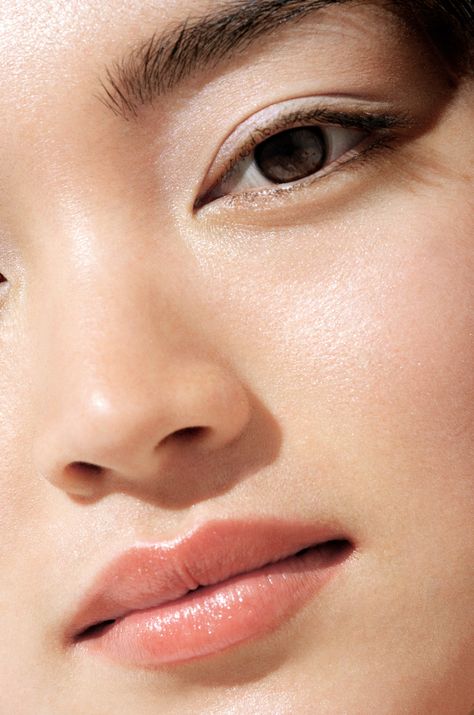 Korean Makeup Artist Ko Won Hye Explains the Chok Chok K-beauty makeup trend | Allure Korean Makeup Artist, No Make Up Make Up Look, Tutorial Eyeliner, Korean Makeup Tips, Korean Makeup Look, Korean Beauty Secrets, Korean Makeup Tutorials, Natural Glowing Skin, Make Up Videos