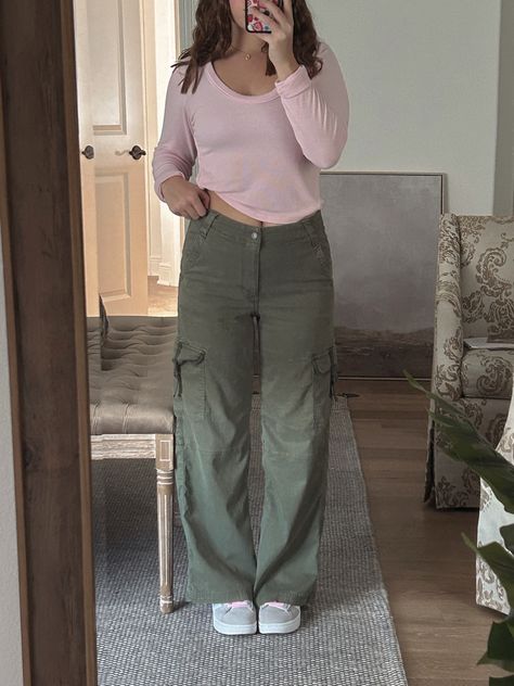 Cargo Women Outfit, Khaki Cargo Pants Outfit, Office Fits, Outfits Everyday, Hijabi Fits, Khaki Cargo Pants, Tv Fashion, Cargo Pants Outfit, Fall Fit