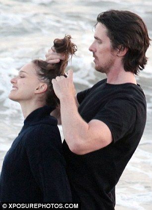 The tender touch: Christian Bale was seen doing Natalie Portman's hair as they shot scenes for Knights of Cups in Malibu Knight Of Cups, Kaptan Jack Sparrow, Wow Photo, Woody Allen, Christian Bale, Natalie Portman, On Set, Vampire Diaries, Celebrity Crush