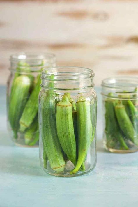 Easy Quick Pickled Okra - The Suburban Soapbox Canning Easy, Pickled Okra Recipe, Pickled Okra Recipes, Refrigerator Pickles Dill, Okra Recipe, Best Pickles, Pickled Okra, Fermented Veggies, Okra Recipes