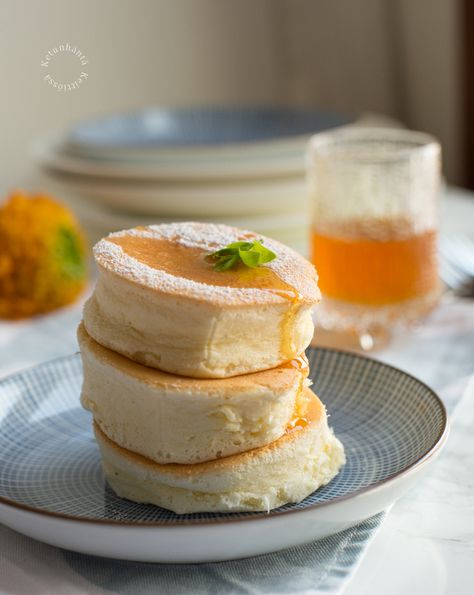 Japanese Soufflé Pancakes Souffle Pancake, Soufflé Pancakes, Finnish Food, Cream Brulee, Souffle Pancakes, Chefs Kiss, Pancake Stack, Fluffy Pancakes, Drawing Inspo