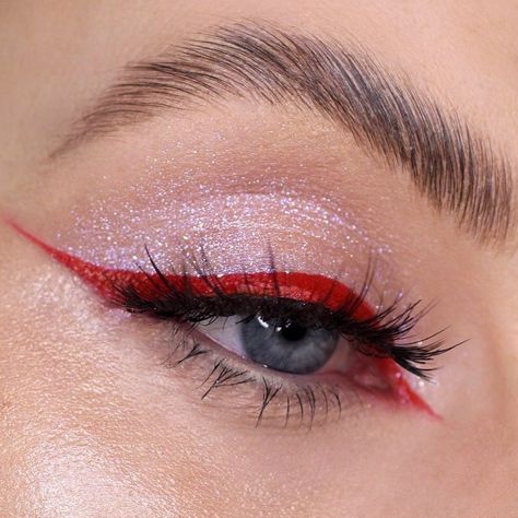 Red Under Eye Makeup, Red Under Eye, Makeup Utensils, Under Eye Makeup, Makeup Easy, Cat Eyeliner, Red Makeup, Makeup Eyes, Creative Makeup Looks