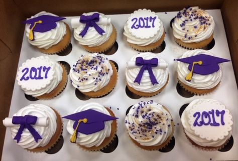 High School Graduation Cupcakes, Ideas For Cupcakes, Graduation Party Cupcakes, Easy Cupcakes Decoration, Graduation Party Desserts, Graduation Cups, Graduation Treats, Graduation Desserts, Graduation Party Cake