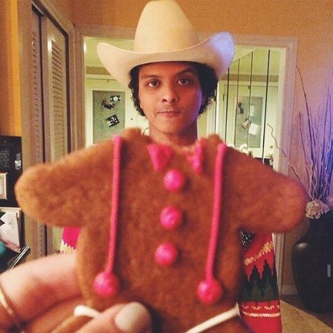 Christmas bruno Bruno Mars Lyrics, Mars Wallpaper, Life On Mars, You Love Me, Hottest Guy Ever, Bruno Mars, Fav Celebs, Cutie Patootie, Love Me