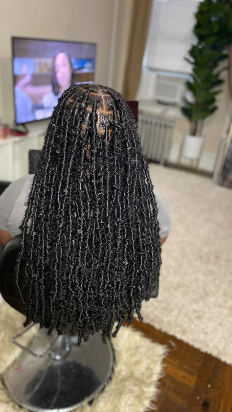 SEPT. BOOKINGS ARE OPEN!! 💕 (@hairbyshakenya) added a video to their Instagram account: “Waist-Length Butterfly Locs 🦋💕⠀ September Bookings Are Open!!⠀ ⠀ Schedule An Appointment By Using…” Balayage Brunette To Blonde, College Hairstyles, Cute Box Braids, Bob Cut Wigs, Butterfly Locs, Blonde Bob Hairstyles, Faux Locs Hairstyles, European Hair, Cute Box Braids Hairstyles