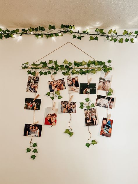 Photo Wall Hanging Ideas, Room Decor With Polaroids, Polaroid Pictures Decoration, Photo Decoration On Wall, Polaroid Room Decor, Room Decor Photos, Easy Room Decor Ideas, Polaroid Wall Decor, Photo Hanger