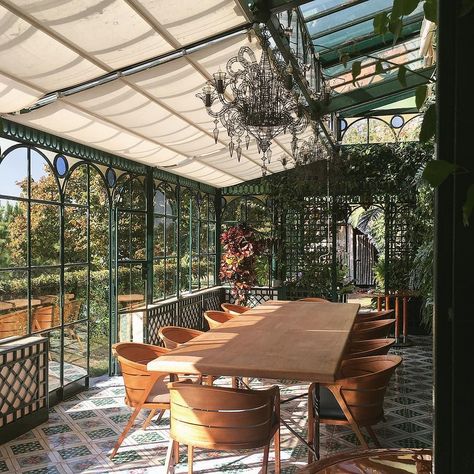 Greenhouse Dining Room, Greenhouse Dining, Sunroom Dining Room, Greenhouse Kitchen, Extension Veranda, Sunroom Dining, Greenhouse Cafe, Home Greenhouse, Sunroom Designs