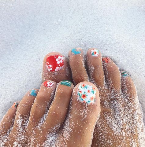 Hawaiian Nails, Toenail Art Designs, Goldfish Kiss, Kiss Nails, Cute Toe Nails, Toe Nail Designs, Instagram Diy, Toe Nail Art, Minimalist Nails