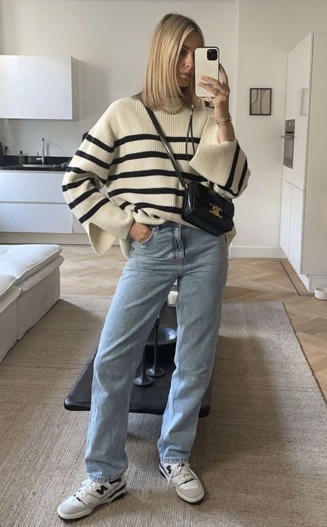 Jeans And Crewneck Outfit, Oversized Fall Sweaters, Old Money Aesthetic Fall, Knit Sweater Outfit, Mom Jeans Outfit, Skandinavian Fashion, Scandinavian Fashion, Winter Pullover, Outfits With Converse