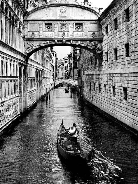 Bridge of Sighs - Venice - Lisa Kristine Venice Romantic, Romantic Italy, Black Architecture, Bridge Painting, Black And White City, Black And White Picture Wall, Architecture Design Sketch, Monochrome Prints, Tinta China