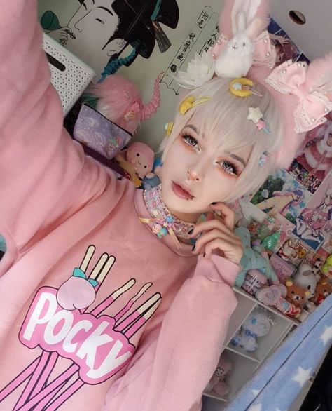 Harajuku Makeup, Pastel Goth Boy, Pastel Goth Makeup, Goth Outfit Ideas, Pastel Goth Outfits, Outfit Essentials, Yume Kawaii, Kawaii Makeup