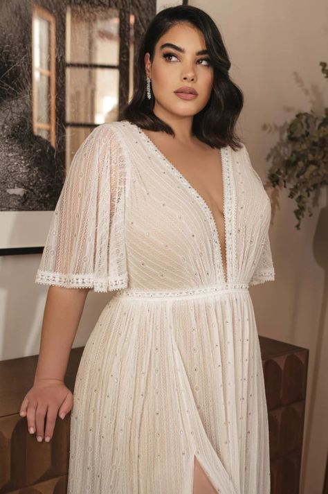 Wedding Dress Over 40, Vivienne Westwood Inspired, Unique Plus Size Wedding Dresses, Curvy Wedding Dress, Curvy Wedding, Black And White Wedding Theme, Plus Wedding Dresses, Elegant Bridal Gown, Sukienki Plus Size