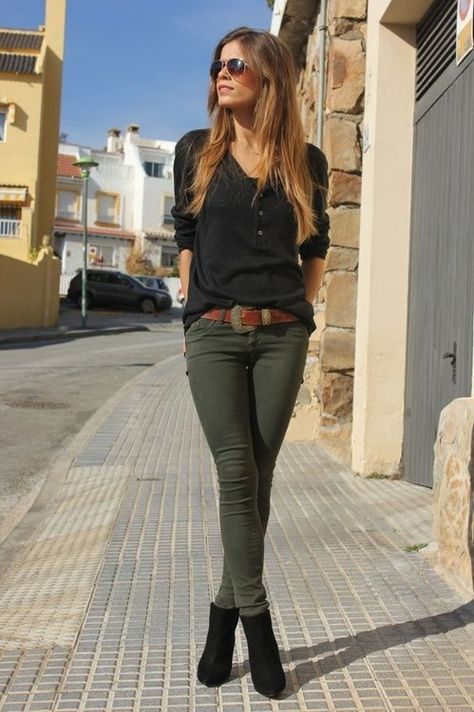 Khakis Outfit, Olive Pants, Mode Tips, Boating Outfit, Outfit Jeans, Mode Casual, Green Pants, Mode Inspiration, Mode Style